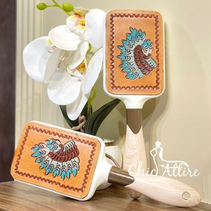 Cepillo de pelo de cuero grabado hecho a mano Real occidental bohemio estilo occidental de calidad superior tocador turquesa cepillo de pelo Unisex de viaje de lujo - Product Image 1