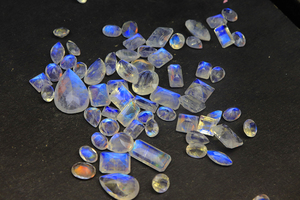 Piedras preciosas genuinas de piedra lunar arcoíris, bien pulidas, de formas variadas, con destellos azules, para joyería. - Product Image 4