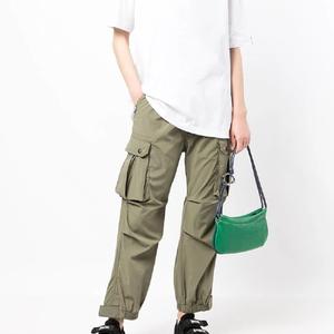 Vente en gros de pantalons baggy cargo vintage avec poches pour femmes pantalons à jambes larges taille haute tendance en toile de coton style sport - Product Image 4