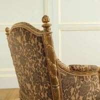 Fauteuil en bois de mahogany massif de style mid-century avec un design finement sculpté pour une utilisation dans les hôtels et les appartements - La Maison London