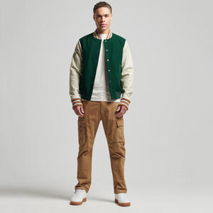 แจ็กเก็ตบอมเบอร์ผ้าซาตินสำหรับผู้ชายแจ็กเก็ตเบสบอลผ้าซาตินเปิดไหล่สีพื้น - Product Image 5