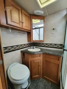 Autocaravana I-T-A-S-C-A SUN-O-V-A 33C USADA, MODELO 2012, ALTO RENDIMIENTO, 36 pies de largo, 2000 kg de carga útil, color oscuro, en venta - Product Image 2