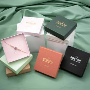 Boîte à bijoux recyclable avec doublure en velours noir Boston Luxury ECO avec emballage cadeau avec logo personnalisé pour bracelets - Product Image 6