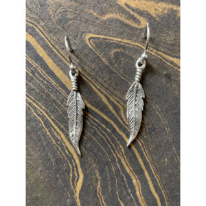 ต่างหูทรงใบไม้และขนนกสุดอินเทรนด์ ชุบทองและแพลตตินั่ม น้ำหนัก 2.2 กรัม ประดับมุกและเพชร เหมาะสำหรับงานแต่งงานและงานปาร์ตี้ - Product Image 1