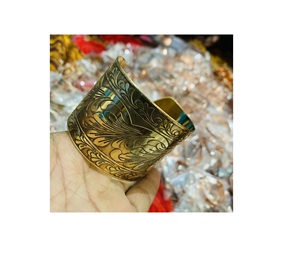 Lujo Kada latón antiguo brazalete de metal joyería hecha en India diseño grabado venta a precio de descuento - Product Image 1
