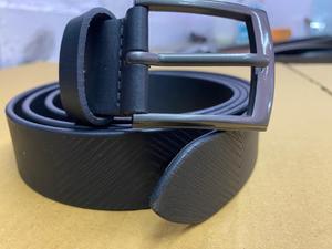 Cinturón informal personalizado de piel auténtica de búfalo de agua para hombre con alfiler para hebilla y costuras de colores elegantes Cinturones y accesorios OEM/ODM - Product Image 6