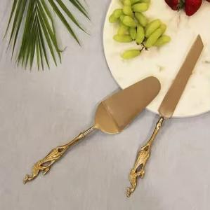 Juego de servidor de pastel de latón mango elegante con una cadena de corazones dorados perfectos para bodas románticas - Product Image 4