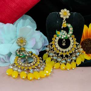 Opulent Fusion Pendientes de moda Tradicional Kundan Chandbalis con diseño de pavo real Exquisitas perlas colgantes para una elegancia elegante - Product Image 2
