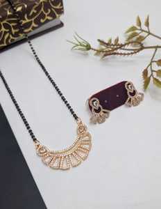 Ensemble de Mangalsutra de qualité supérieure anti-ternissement pour femme Mala de perles noires élégantes de 18 pouces avec pendentif élégant et boucles d'oreilles assorties - Product Image 1