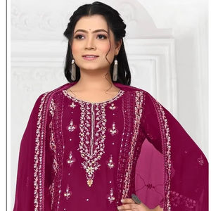 Conjunto de Shalwar Kameez de Georgette para Trabajo Pesado con Bordado Khatli, Parches y Parte Inferior de Santoon Opaco, Estilo Fiesta - Product Image 1