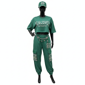 Ensemble femme : tee-shirt court en molleton de coton et polyester 240 GSM de haute qualité et pantalon cargo vert foncé avec logo brodé en strass - Product Image 2