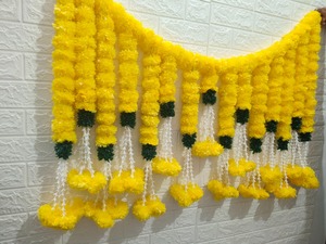 Toran de hojas verdes de caléndula amarilla para festivales del sur de la India Fluffy Genda Phool Mala con borlas para decoración de función de medio Sari - Product Image 5