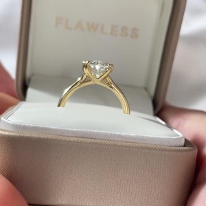 Anillo de compromiso de diamante de moissanita de corte ovalado de 6x8mm | Anillo de plata chapado en oro solitario clásico de 18 quilates | Boda nupcial minimalista - Product Image 3