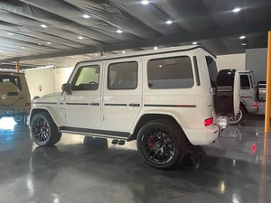 SUV 4x4 de Lujo de Alta Gama 2025, Edición de Alto Rendimiento con Ruedas Deportivas y Paquete de Confort Premium - Product Image 4