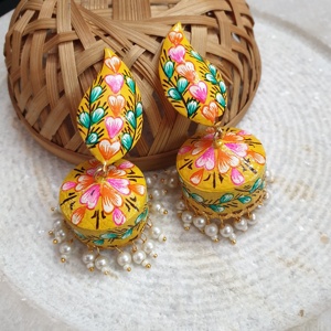 Pendientes de araña de moda Jhumki pintados a mano amarillos - Product Image 1