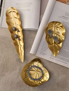 AK Handicrafts Bandeja de servicio de metal dorado de lujo personalizada con forma de hoja de vidrio Diseño personalizado para uso doméstico y comercial - Product Image 6