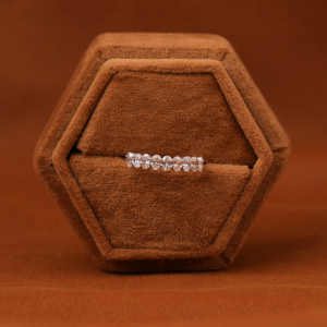 Oval Cut Lab Grown Diamond Wedding Band Classic 18KT Banda de media eternidad chapada en oro sólido para regalo elegante unisex para ella - Product Image 1