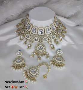 Gargantilla de lujo chapada en oro tradicional y de moda india con pendiente y conjunto de collar combinado Maagtika para mujer - Product Image 4