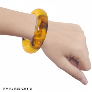 Bracelet artisanal en résine marbrée ambre et jaune, deux tons, pour femme - Product Image 3