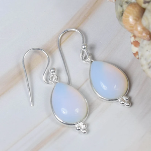 Boucles d'oreilles en argent sterling 925 faites à la main avec des pierres précieuses, conception de goutte d'opalite laiteuse en forme de poire, cadeau de naissance d'octobre pour anniversaire - Product Image 3