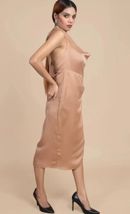 Robe d'été sexy vintage en satin beige radieux, col en V, bretelles spaghetti, longueur genou, avec soutien-gorge intégré - Product Image 2