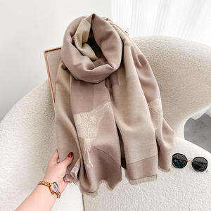 Bufanda de invierno para mujer, moda elegante, chal simple de lujo, estilo de pareja, cálido, acogedor, accesorio suave, versátil, elegante, para uso diario - Product Image 5