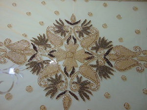 Couverture de table à manger 6 places brodée dorée à la main Nappe élégante à motifs floraux avec broderie de luxe - Product Image 6