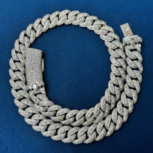 Cadena cubana de diamante de moissanita con brillo brillante y estilo moderno con enlace duradero fuerte perfecto para colección de joyas y uso de regalos - Product Image 1