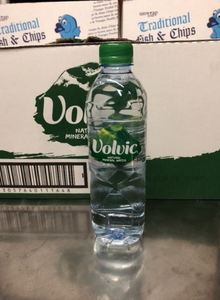 Eau aromatisée Volvic, pack de 50 ml, hydratation rafraîchissante avec infusion de fruits naturels, disponible en vrac, boisson saine - Product Image 4