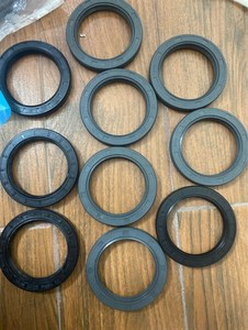 Sello de aceite de esqueleto FKM TCN 70*95*12 de alta calidad, sello de cubo de cigüeñal con resorte para piezas hidráulicas de excavadora - Product Image 3