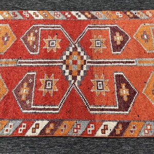 Petit tapis vintage écologique 3,2x10,7 pieds, patchwork orange et gris en laine avec envers en latex - Product Image 5