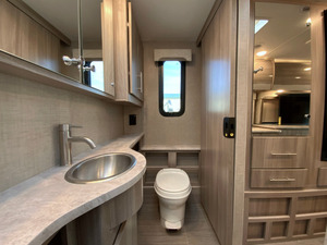 รถบ้านหรู ยี่ห้อ T HOR COMPASS 23TE รุ่นปี 2023 ราคาประหยัด สีขาว สำหรับ 4-6 คน มาตรฐานยูโร 5 พร้อมไมโครเวฟและพื้นอะคริลิค เหมาะสำหรับการตั้งแคมป์ - Product Image 4