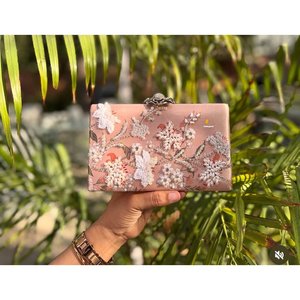 TheBagHolic pour Sac de Soirée Pochette en Satin Brodé Floral Perlé 7 Pouces Petite Capacité Sac à Main Élégant pour Femme - Product Image 1