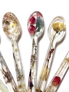 Cuchara de resina hecha a mano por artesanos expertos, con superficie lisa y pulida, para servir alimentos. - Product Image 5