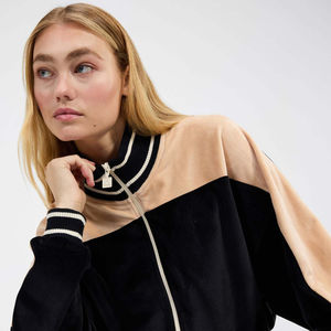 Ensemble de survêtement 2 pièces noir personnalisé pour femmes à forte demande avec poches sweat à capuche respirant et pantalons de survêtement nouvelles femmes survêtement - Product Image 2