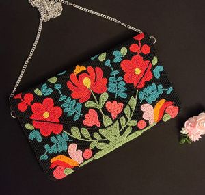 Pochette à chaîne avec motif de fleurs et perles - Product Image 4
