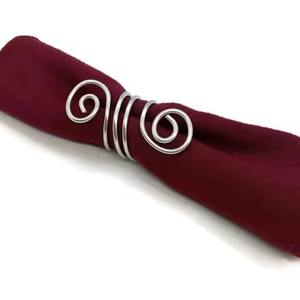 Anneau de serviette en métal argenté pour les hôtels, restaurants et fêtes de style occidental - Product Image 1