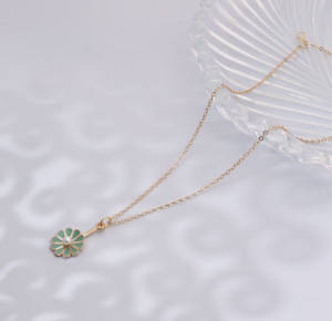 Chaîne pendentif floral personnalisé plaqué or bijoux religieux orthodoxes Design minimaliste moderne cadeau pour femmes filles Chapado En Oro - Product Image 1