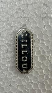 Etiqueta metálica personalizada grabada con cuidado para bolsos y ropa, símbolo de estilo, fuerza y belleza atemporal, hecha para durar por siempre. - Product Image 3