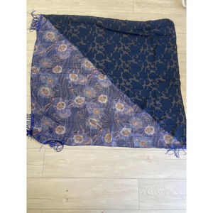 Écharpes brodées élégantes et modernes, fabriquées à partir de tissus durables et de qualité supérieure - Product Image 6