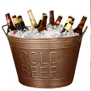 Amplio cubo de hielo galvanizado con acabado Premium, diseñado para mantener la cerveza y las bebidas frías durante las largas noches de verano - Product Image 4