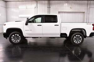 Chevrolet Silverado 2500 HD Custom Crew Cab 4WD 2023 / Disponible para la Venta con Bajo Kilometraje, Motor de Gasolina, Auto Usado en Excelentes Condiciones - Product Image 2