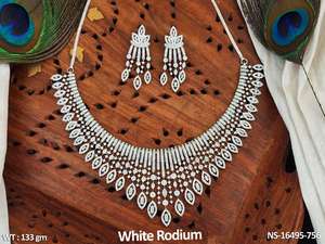 Ensemble de pendentifs AD à la mode Design traditionnel élégant Bijoux artisanaux pour femmes Mariages et occasions - Product Image 3