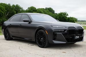 BMW 760i xDrive 2026 Usado en Excelentes Condiciones, 536 hp, Motor V8 Twin-Turbo, Tracción en las Cuatro Ruedas, Color Gris Congelado - Product Image 3