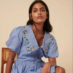 Blusa de algodón de manga corta de verano para mujer con cuello en V bordado Detalles huecos Mangas abullonadas Blusa elegante Calidad Premium - Product Image 1