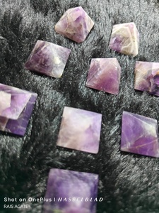Cristal naturel de pierre de pyramide d'améthyste de haute qualité utilisé pour la guérison et l'astrologie Pyramide pour la grille de Reiki et la correction de Vastu - Product Image 6