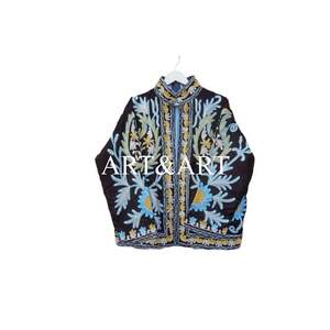 Chaqueta Acolchada Suzani Bordada a Mano de Terciopelo, Diseño Floral, 100% Algodón Tejido, Ecológica, para Otoño e Invierno - Product Image 3