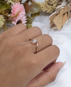 Bague de fiançailles de mariage en or massif, taille ronde, diamant cultivé en laboratoire Excellente bague en diamant torsadé - Product Image 2