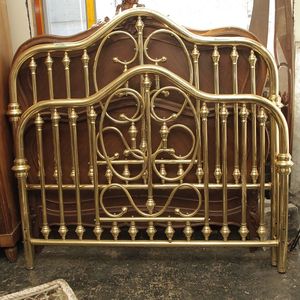 Cadre de lit en laiton élégant avec des bords lisses, des proportions équilibrées, un look classique pour une décoration de chambre à coucher chaleureuse et accueillante - Product Image 3