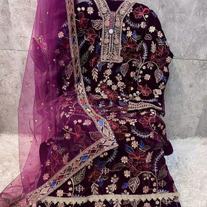 Traje clásico de terciopelo pesado con parte inferior de santoon y dupatta de red que ofrece un aspecto elegante y atemporal. - Product Image 1